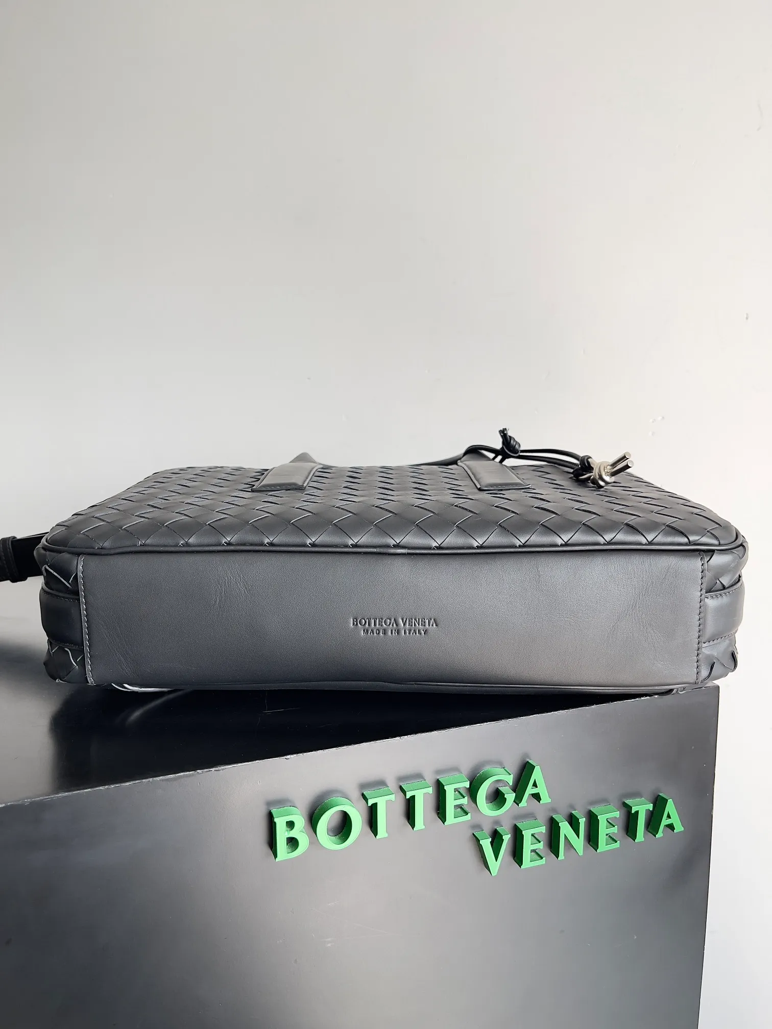 Batch 3060 Have you ever seen a briefcase that can be carried on your back? [Wit][Wit] BOTTEGA VENETA men's GETAWAY large briefcase. The practicality of being able to be carried on the back is indeed one of its major selling points. The design of the shoulder straps will not feel cumbersome even if worn for a long time. Whether it is a business meeting or daily diligence, you can do it with ease. Style number: 766361 Size: 39*28.5*8cm